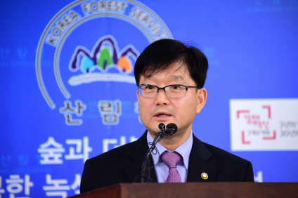 신원섭 산림청장이 4일 정부세종청사 농림축산식품부 브리핑룸에서 '2016년 주요 업무 계획'을 브리핑하고 있다.  산림청 제공